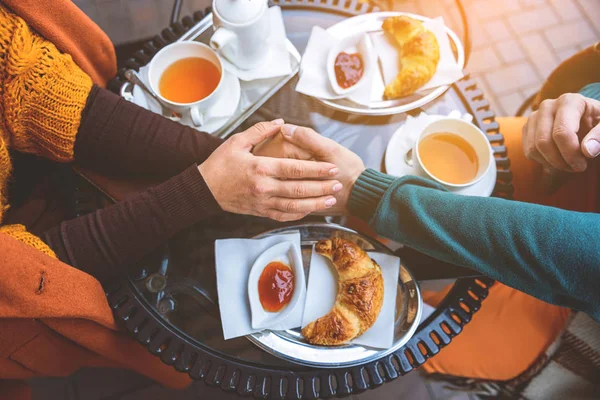 Чоловік і жінка зустрічаються в кафе — стокове фото