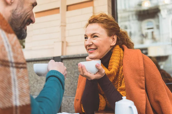 Feliz hombre y mujer bebiendo bebida caliente — Foto de Stock