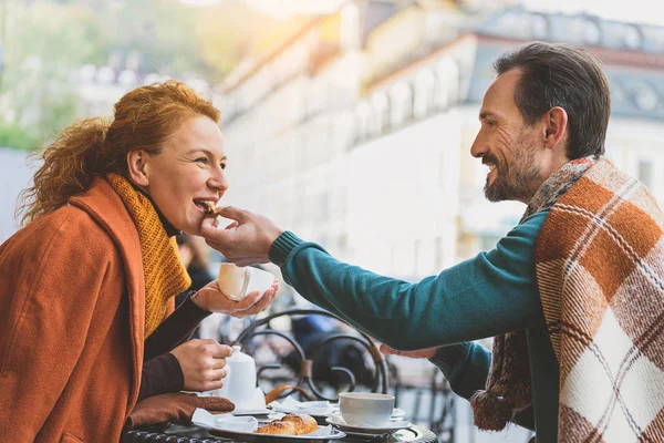 Söta älskare dejta i café — Stockfoto