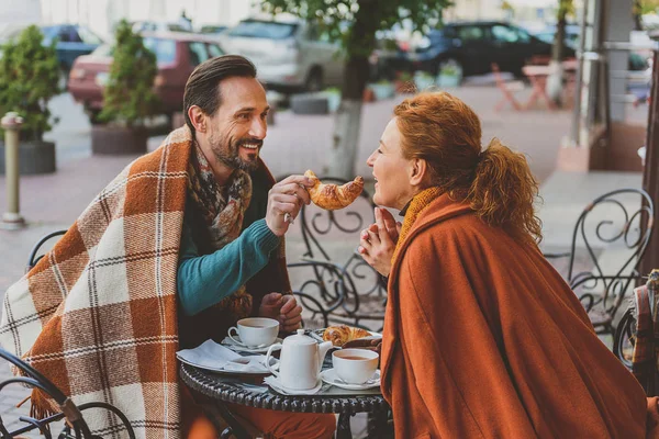 Joyful älskande par dating i cafeterian — Stockfoto