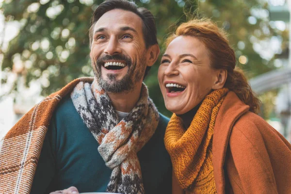 Pareja bastante cariñosa expresando emociones positivas — Foto de Stock