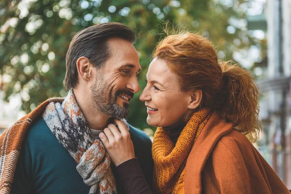 Gioioso amorevole coppia abbracciare al di fuori — Foto Stock