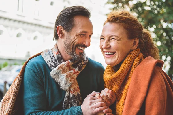 Senior amantes disfrutando de la fecha fuera — Foto de Stock