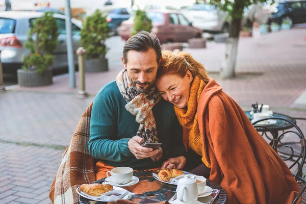 Maturo amorevole coppia bere tè all'aperto — Foto Stock