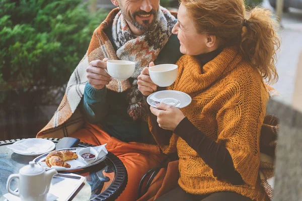 Happy loving couple enjoying breakfast in cafe — Stock Photo, Image