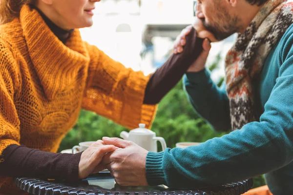 Amoureux aînés heureux exprimant leurs sentiments — Photo