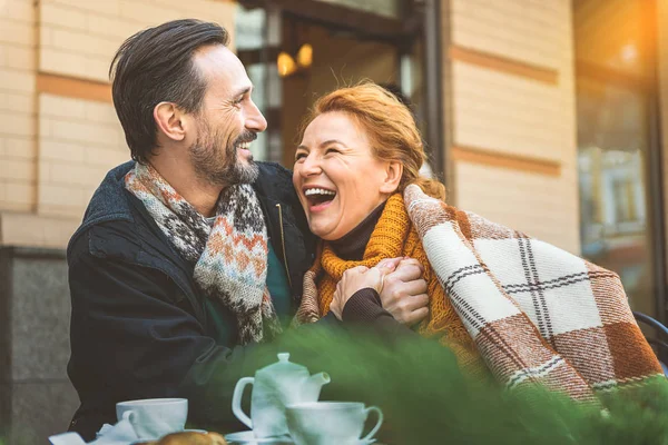 Dating zwischen Mann und Frau im Café — Stockfoto