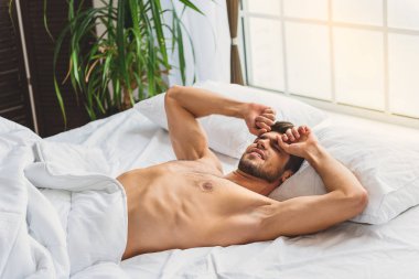 Evde uykulu adam uyandı