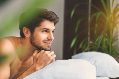 Yatak odasında rahatlatıcı dreamful adam