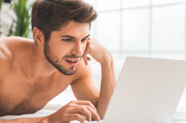 Neşeli adam online iletişim ilgileniyor