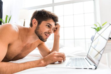 Çevrimiçi iletişim herkes ilgi uyandıran