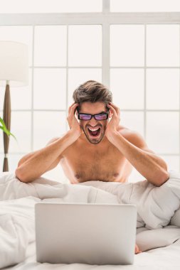 Yatak odasında bilgisayar çığlık deli adam