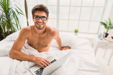 Neşeli adam dizüstü iletişim için kullanma