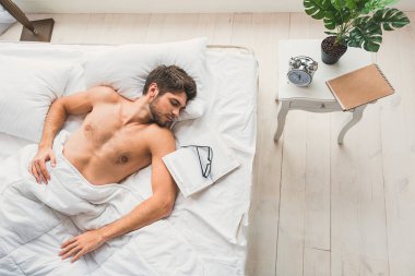 Yakışıklı erkek yatak odasında uyuklayan