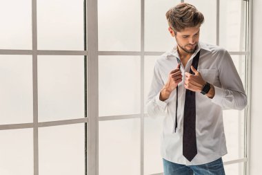 Ciddi iş adamı iş için hazırlanıyor