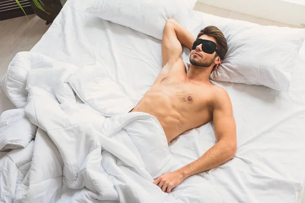 Hombre relajado durmiendo la siesta en casa — Foto de Stock