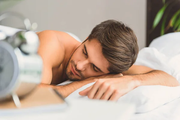 Tranquilo chico durmiendo en el dormitorio — Foto de Stock