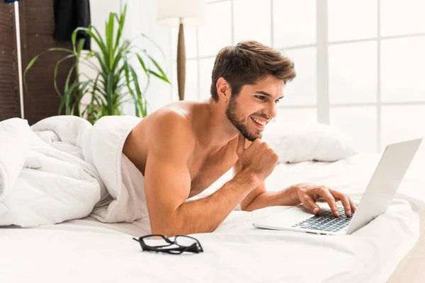 Chico alegre usando el portátil para la comunicación — Foto de Stock