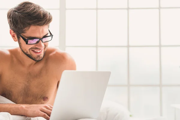 Mantenga su cama y el trabajo en el ordenador — Foto de Stock