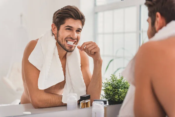 Joyeux gars prenant soin de la santé dentaire cachée — Photo