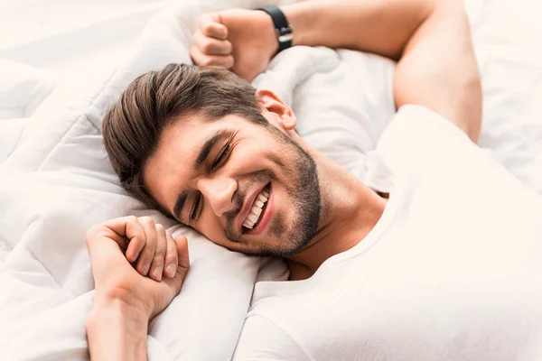 Hombre feliz durmiendo en el dormitorio — Foto de Stock