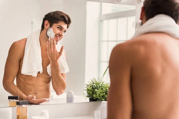 Happy guy is ready to shave — Stock Photo, Image