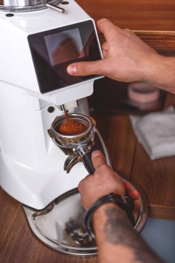 barista portafilter fasulye öğütme