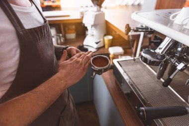 portafilter sıkılmış kahve çekirdekleri
