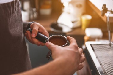 espresso yapmak için bir ekipman adamla