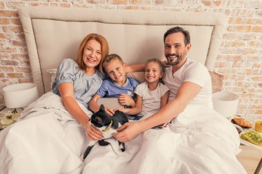 mutlu bir aile evde rahatlatıcı