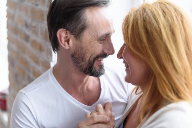 Neşeli evliler evde rahatlatıcı