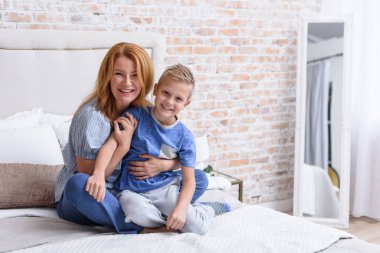 Anne ve küçük oğlu evde oynak olmak