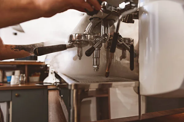 Vapor que sube de la máquina de café industrial — Foto de Stock
