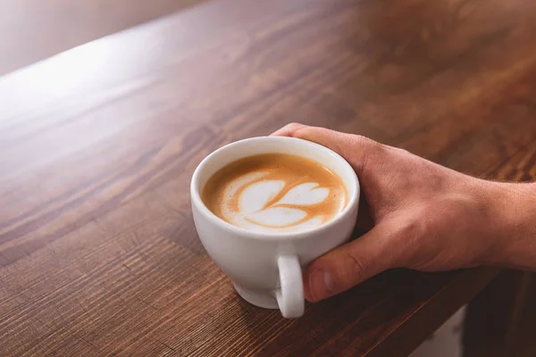 Xícara de latte macchiato com arte nele — Fotografia de Stock