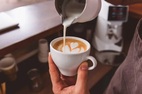 Homem mostrando como fazer café arte — Fotografia de Stock