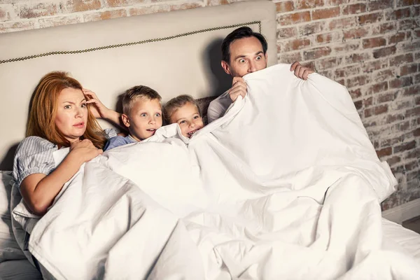 Familjen tittar på film hemma — Stockfoto