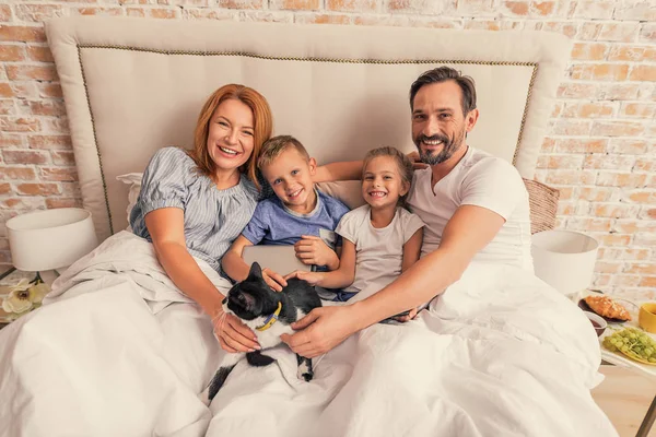 집에서 휴식 하는 행복 한 가족 — 스톡 사진