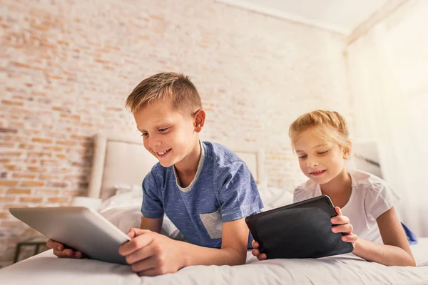 Barn som använder digitala prylar hemma — Stockfoto