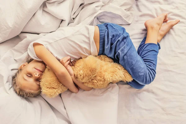 Niño encantador sosteniendo oso de peluche — Foto de Stock