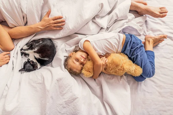 Familjen avkopplande tillsammans på sovrum — Stockfoto