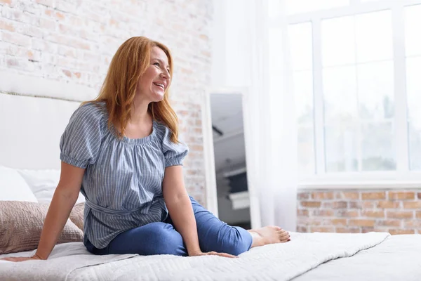 Mulher adulta em seu quarto em casa — Fotografia de Stock