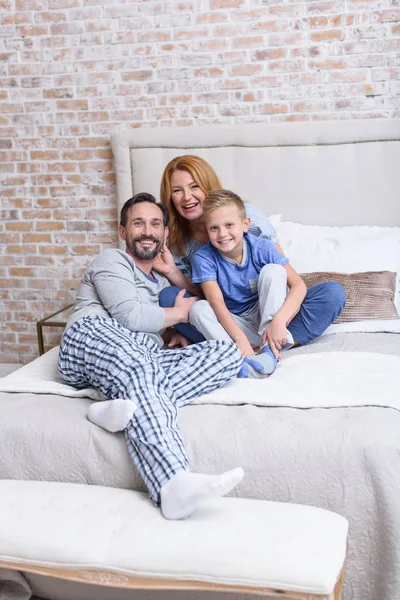 Familia feliz relajándose en casa —  Fotos de Stock