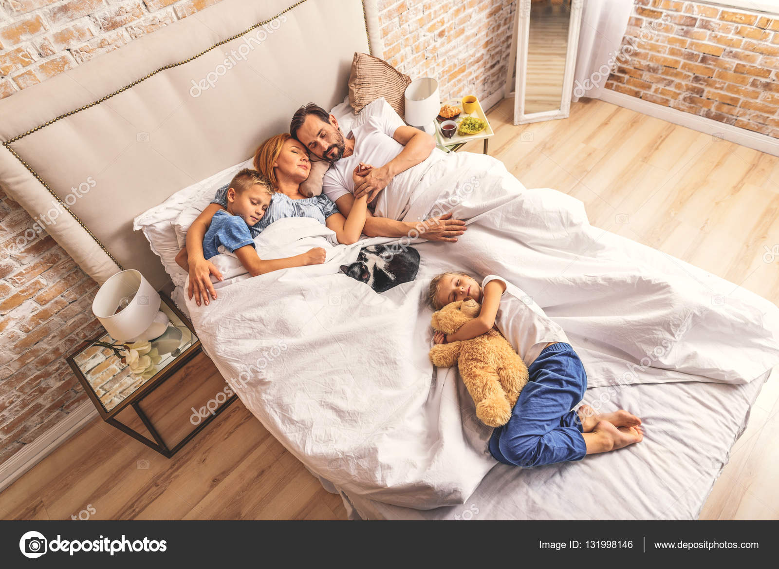 Брат мама одеяло. Семья в спальне. Семья в постели. Семья на кровати. Малыши на кровати с родителями.