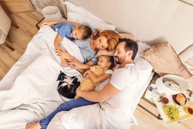 Çocuklar ebeveynleri ile uyku