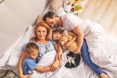 sevgi dolu aile birlikte uyumak