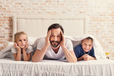 Üst şirin çocukları ile eğleniyor