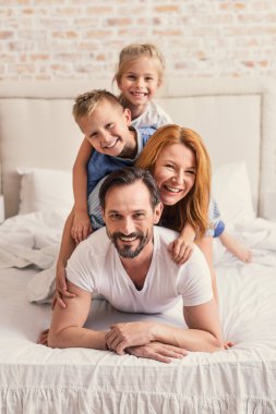 Mutlu aile dört yatak odasında