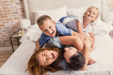 Aile birlikte evde sevindirici
