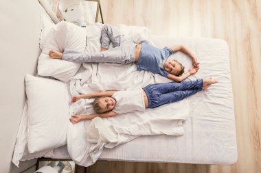 Evde birlikte oynayan sevimli çocuklar