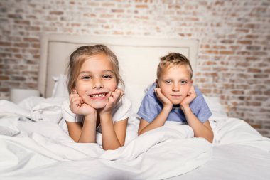 Çok güzel kardeşleri yatakta evde oynarken